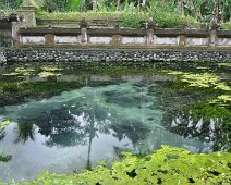 source dans un temple